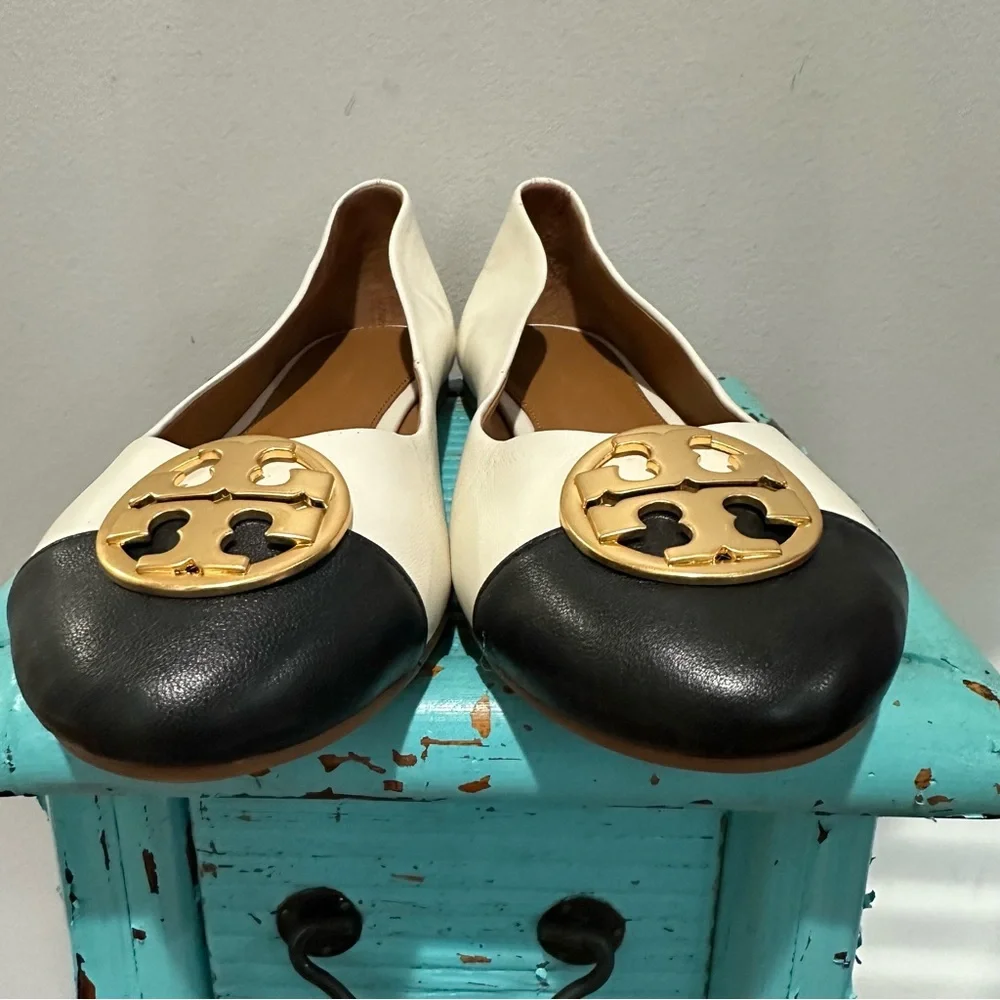 Tory Burch Cap-Toe Ballet Flat Cream Black Leather Gold Tone Logo Medallion 8.5